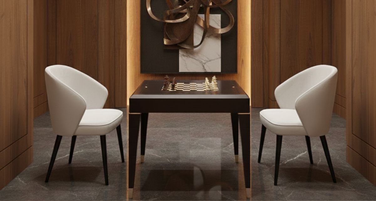 Tavolo da gioco luxury Jake di Guerra Vanni, piano reversibile con scacchiera e superficie liscia, finitura espresso con foglia d'argento anticata